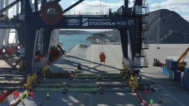 Estocolmo Porto Norvik, Suécia, 2020-03-18: Vista aérea da instalação de novos guindastes, enviados da China para a Suécia — Vídeo de Stock