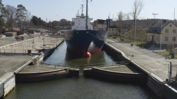 Imagens de drones do canal Sodertalje e da cidade de Sodertalje na Suécia em um dia ensolarado em abril 18.4-21 — Vídeo de Stock