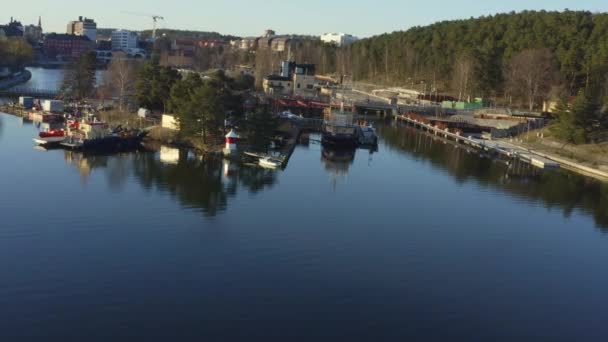 Drone beelden van Sodertalje kanaal en Sodertalje stad in Zweden op een zonnige dag in april 18.4-21 — Stockvideo