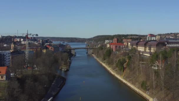 Drone filmato di Sodertalje canale e Sodertalje città in Svezia in una giornata di sole nel mese di aprile 18.4-21 — Video Stock