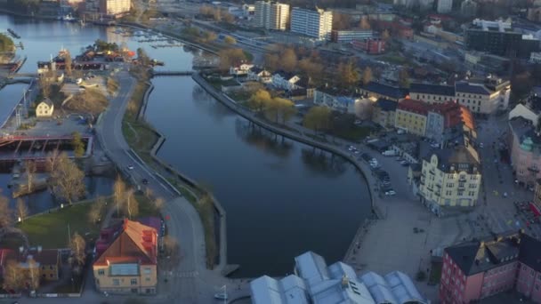 4月18.4-21日的阳光灿烂的一天，瑞典索德拉杰运河和索德拉杰市的无人机镜头 — 图库视频影像