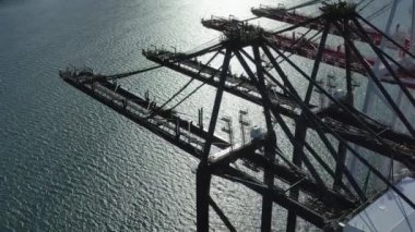 Stockholm Norvik Limanı, İsveç, 2020-03-18: Çin 'den İsveç' e nakledilen yeni vinçlerin havadan görüşü