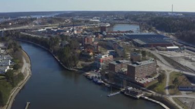 İsveç 'teki Sodertalje Kanalı ve Sodertalje şehrinin güneşli bir günde 18.4-21 Nisan aylarında çekilmiş insansız hava aracı görüntüleri.