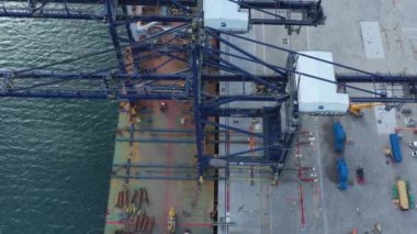 Stockholm Norvik Limanı, İsveç, 2020-03-18: Çin 'den İsveç' e nakledilen yeni vinçlerin havadan görüşü