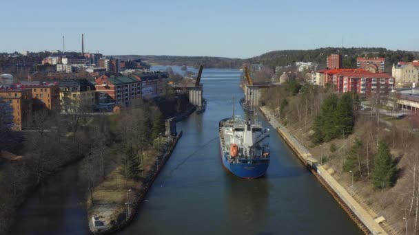 Drone filmato di Sodertalje canale e Sodertalje città in Svezia in una giornata di sole nel mese di aprile 18.4-21 — Video Stock