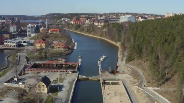 Imagens de drones do canal Sodertalje e da cidade de Sodertalje na Suécia em um dia ensolarado em abril 18.4-21 — Vídeo de Stock