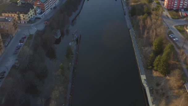 Imagens de drones do canal Sodertalje e da cidade de Sodertalje na Suécia em um dia ensolarado em abril 18.4-21 — Vídeo de Stock