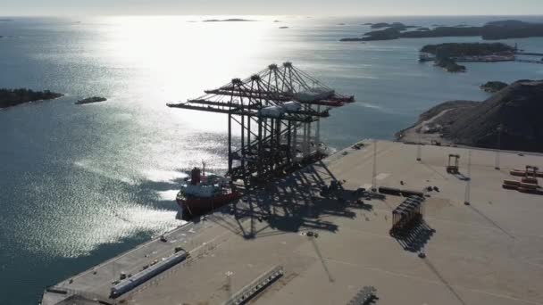 Stockholm Norvik Port, Suecia, 2020-03-18: Vista aérea de la instalación de nuevas grúas, enviadas desde China a Suecia — Vídeo de stock