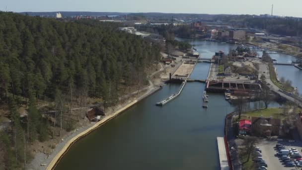 Imagens de drones do canal Sodertalje e da cidade de Sodertalje na Suécia em um dia ensolarado em abril 18.4-21 — Vídeo de Stock