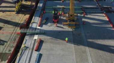 Stockholm Norvik Limanı, İsveç, 2020-03-18: Çin 'den İsveç' e nakledilen yeni vinçlerin havadan görüşü