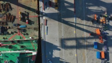 Stockholm Norvik Limanı, İsveç, 2020-03-18: Çin 'den İsveç' e nakledilen yeni vinçlerin havadan görüşü