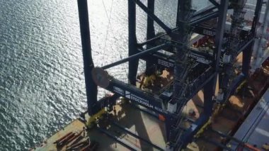 Stockholm Norvik Limanı, İsveç, 2020-03-18: Çin 'den İsveç' e nakledilen yeni vinçlerin havadan görüşü