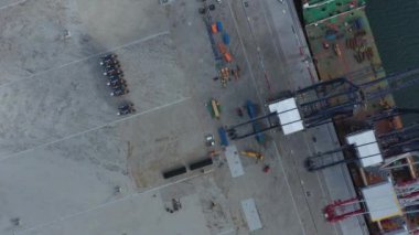 Stockholm Norvik Limanı, İsveç, 2020-03-18: Çin 'den İsveç' e nakledilen yeni vinçlerin havadan görüşü