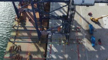 Stockholm Norvik Limanı, İsveç, 2020-03-18: Çin 'den İsveç' e nakledilen yeni vinçlerin havadan görüşü