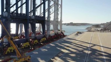 Stockholm Norvik Limanı, İsveç, 2020-03-18: Çin 'den İsveç' e nakledilen yeni vinçlerin havadan görüşü