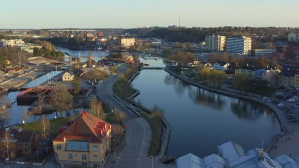 Imagens de drones do canal Sodertalje e da cidade de Sodertalje na Suécia em um dia ensolarado em abril 18.4-21 — Vídeo de Stock