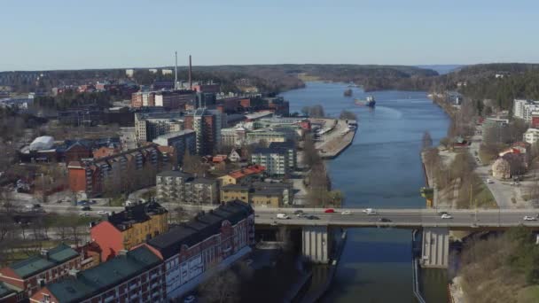 スウェーデンのSodertalje運河とSodertalje市のドローン映像は、 4月の18.4-21で晴れた日に — ストック動画