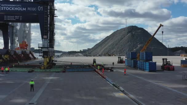 Стокгольмский порт Норвик, Швеция, 2020-03-18: Воздушный вид на установку новых кранов, отправленных из Китая в Швецию — стоковое видео