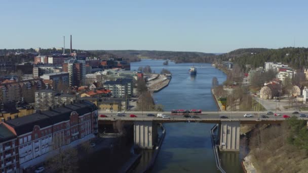 Drönare bilder av Södertälje kanal och Södertälje stad i Sverige en solig dag i april 18.4-21 — Stockvideo