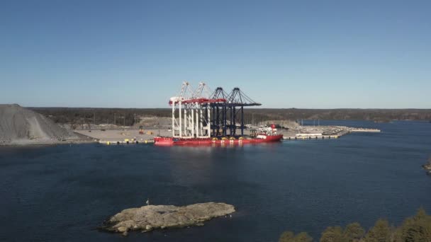 Stockholm Norvik Port, Sverige, 2020-03-18: Flygfoto över installation av nya kranar, levereras från Kina till Sverige — Stockvideo