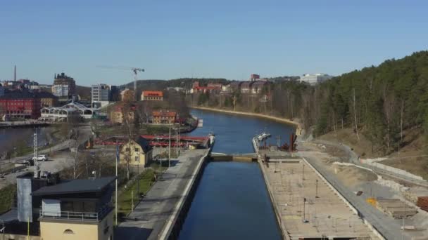 Imagens de drones do canal Sodertalje e da cidade de Sodertalje na Suécia em um dia ensolarado em abril 18.4-21 — Vídeo de Stock