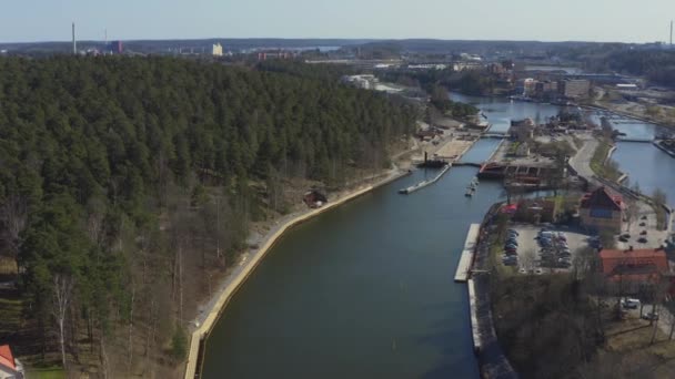 Imagens de drones do canal Sodertalje e da cidade de Sodertalje na Suécia em um dia ensolarado em abril 18.4-21 — Vídeo de Stock