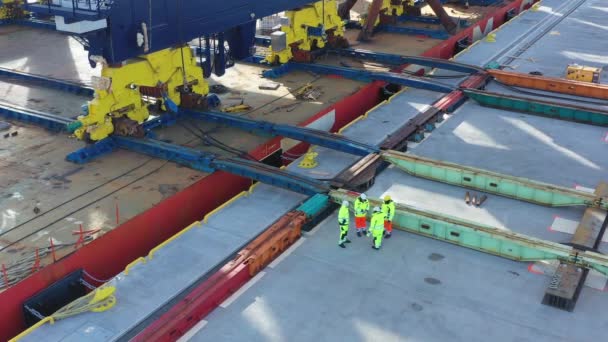 Стокгольмский порт Норвик, Швеция, 2020-03-18: Воздушный вид на установку новых кранов, отправленных из Китая в Швецию — стоковое видео