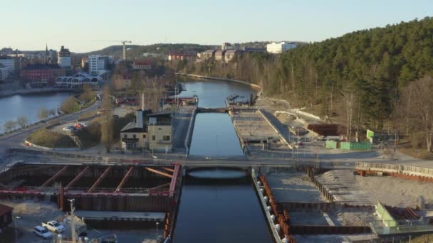 Imagens de drones do canal Sodertalje e da cidade de Sodertalje na Suécia em um dia ensolarado em abril 18.4-21 — Vídeo de Stock