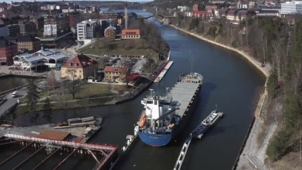 Imagens de drones do canal Sodertalje e da cidade de Sodertalje na Suécia em um dia ensolarado em abril 18.4-21 — Vídeo de Stock