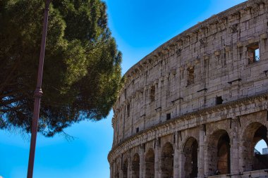 2017 09 04 - İtalya 'da Roma Kolezyumu Nisan ayında bir bahar günü