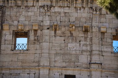 2017 09 04 - İtalya 'da Roma Kolezyumu Nisan ayında bir bahar günü