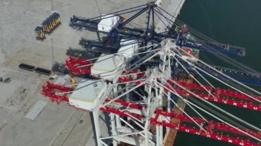 Stockholm Norvik Limanı, İsveç, 2020-03-18: Çin 'den İsveç' e nakledilen yeni vinçlerin havadan görüşü