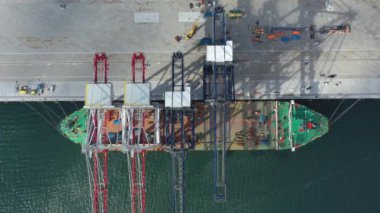 Stockholm Norvik Limanı, İsveç, 2020-03-18: Çin 'den İsveç' e nakledilen yeni vinçlerin havadan görüşü