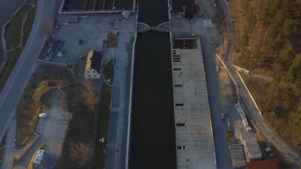 スウェーデンのSodertalje運河とSodertalje市のドローン映像は、 4月の18.4-21で晴れた日に — ストック動画