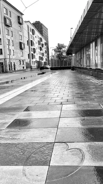 Uma cena de rua com foco no lado de um edifício — Fotografia de Stock