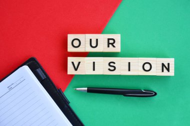 'Görüş alanımız' kırmızı ve yeşil arka plan düz kavramlı ahşap bloklar üzerine.