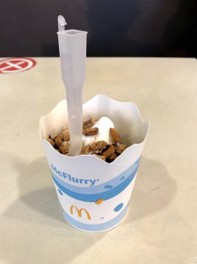Temerloh, Pahang, Malezya: 11 Şubat 2021 - Çikolata ve Kraker McFlurry masada