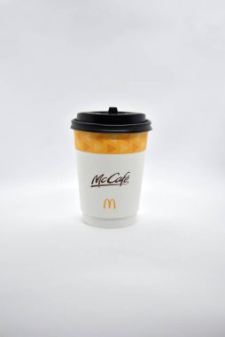 Temerloh, Pahang, Malezya: 11 Şubat 2021 - Espresso beyaz arkaplanlı McCafe Hot Latte.