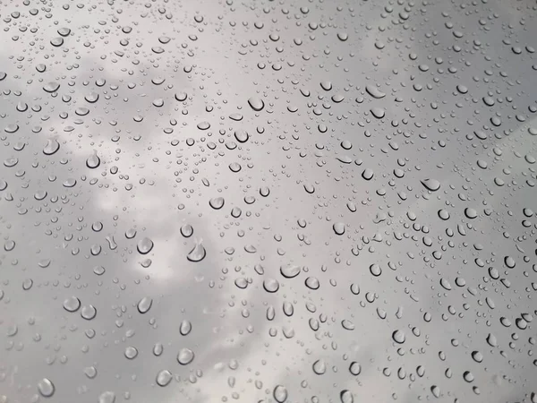 Regendruppels Glazen Raam Met Bewolkte Lucht Achtergrond — Stockfoto