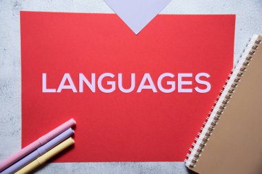 Kırmızı ve mor arkaplan düz konsept üzerine dil metni. Başlık olarak kullanılmaya uygun özgeçmiş veya müfredat vitae üzerindeki her alt konuyu kapsar.