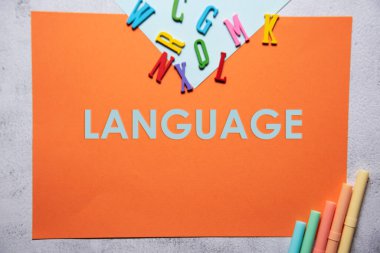 Turuncu ve bebek mavisi arka plan düz konsept üzerine dil metni. Başlık olarak kullanılmaya uygun özgeçmiş veya müfredat vitae üzerindeki her alt konuyu kapsar.