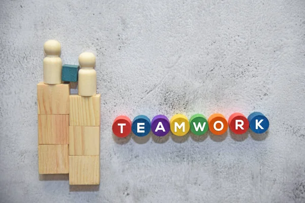 Dos Muñecas Madera Con Teamwork Bloques Madera Colores Círculo — Foto de Stock