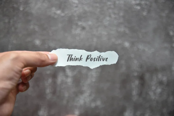 Üzerinde Think Positive Yazısı Bulanık Arkaplan Olan Bir Kağıt Parçası — Stok fotoğraf