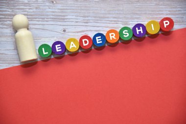 LeadERGeIP renkli tahta bloklarda tek tahta bebekle konuşuyor. İş konsepti.