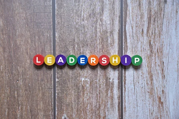 Renkli ahşap bloklarda Leadership yazıları. İş konsepti.