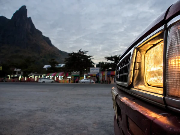 Kırmızı araba park.