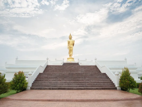 Άγαλμα του Βούδα και τον ουρανό — Φωτογραφία Αρχείου