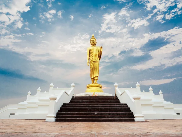 Buda heykeli ve gökyüzü