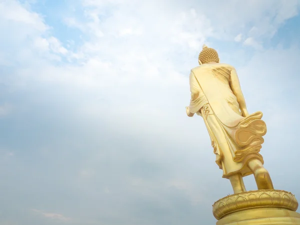 Buda heykeli ve gökyüzü