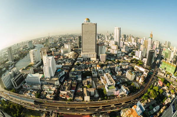 Vista sobre Sathon Tower em Bangkok, Tailândia — Fotografia de Stock